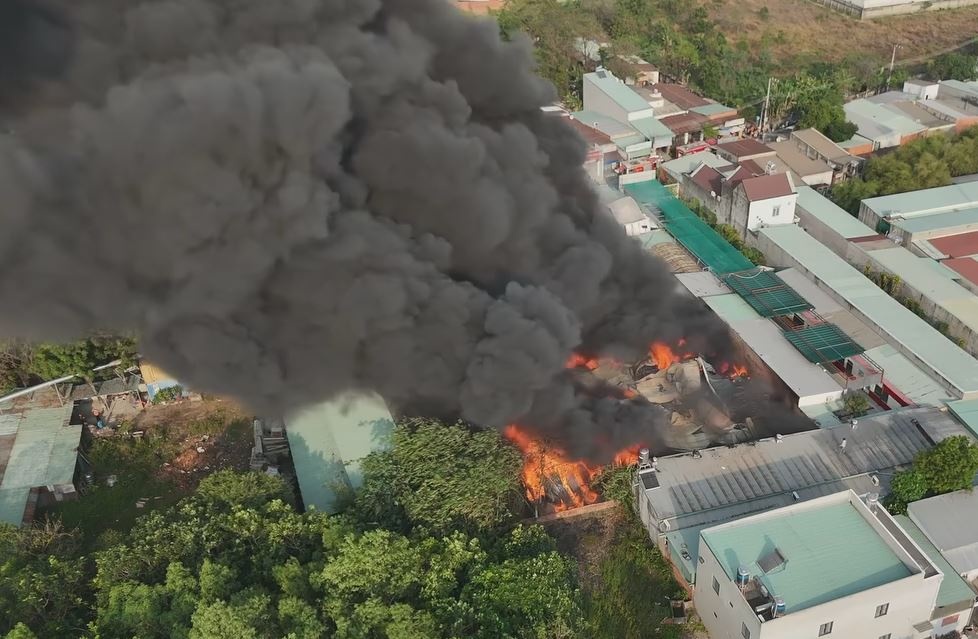 Lua khoi ngun ngut trum kin nha xuong tai Binh Duong hinh anh