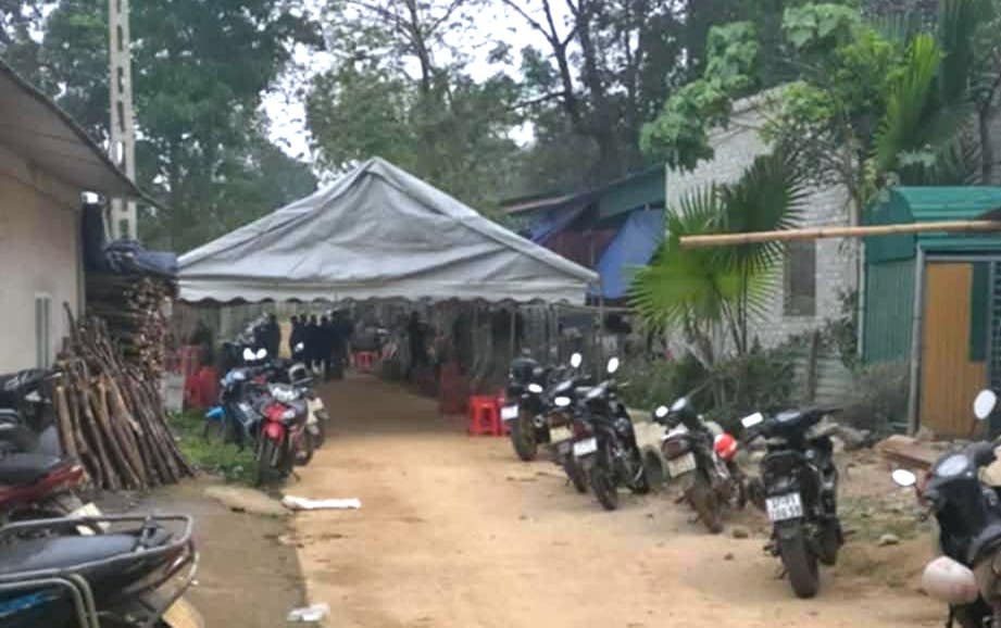 Vo ngat lim roi tu vong khi dua tang chong hinh anh