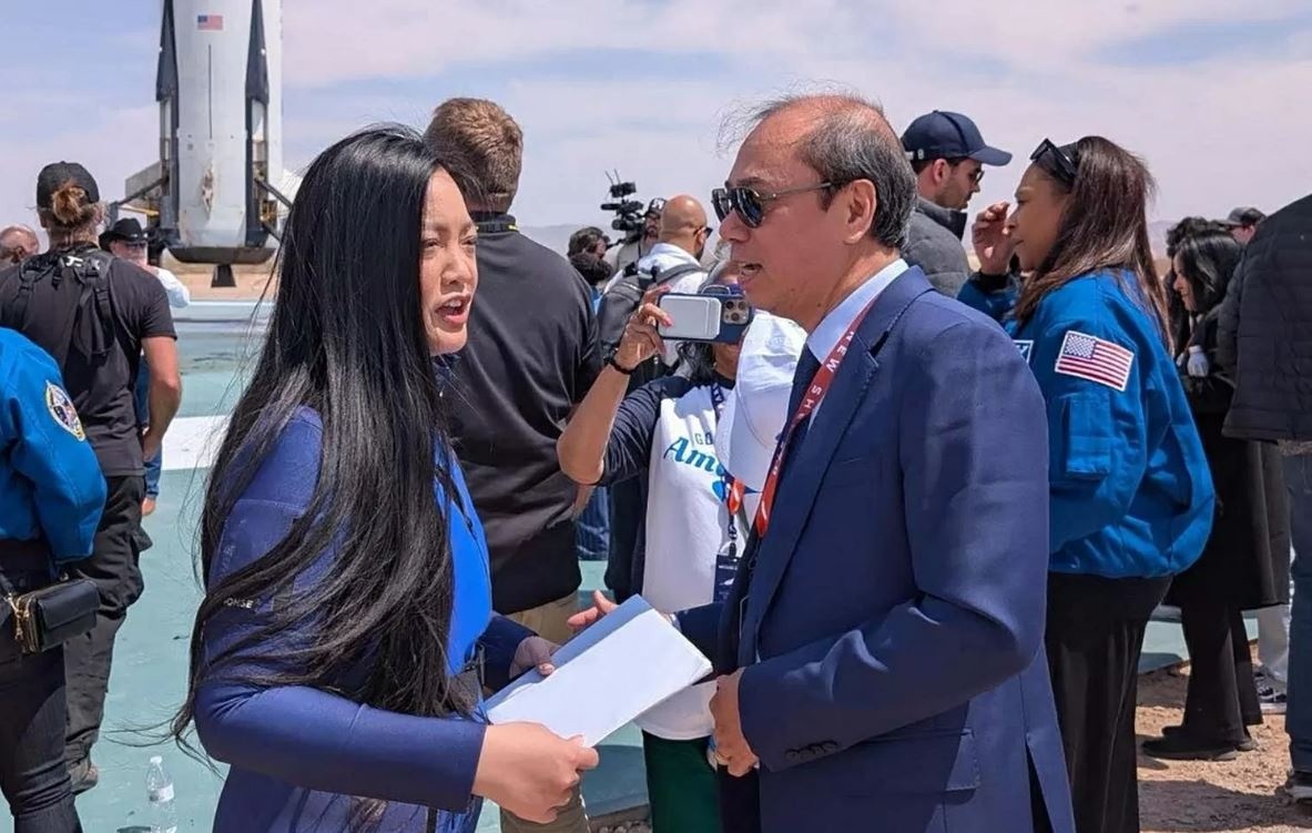 Chu tich nuoc gui thu cho nguoi phu nu goc Viet bay vao vu tru hinh anh