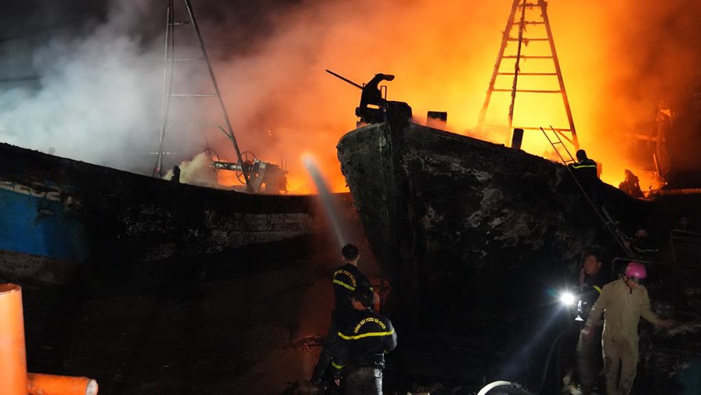 Dieu tra vu 5 tau ca chim trong bien lua o Tien Giang hinh anh