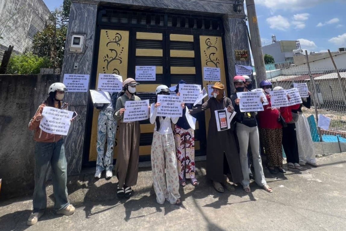 Hon 100 nguoi 'cau cuu' cong an sau khi chu hui bung tien o TP.HCM hinh anh