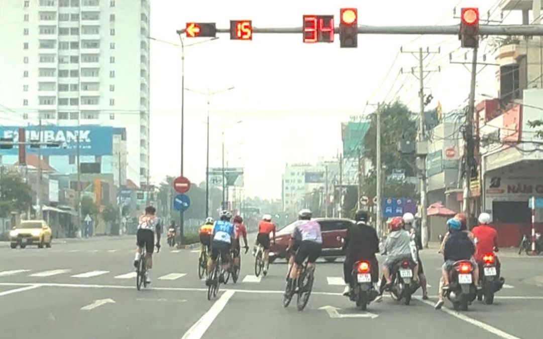 Doan xe dap than nhien vuot den do tren quoc lo o Binh Duong hinh anh