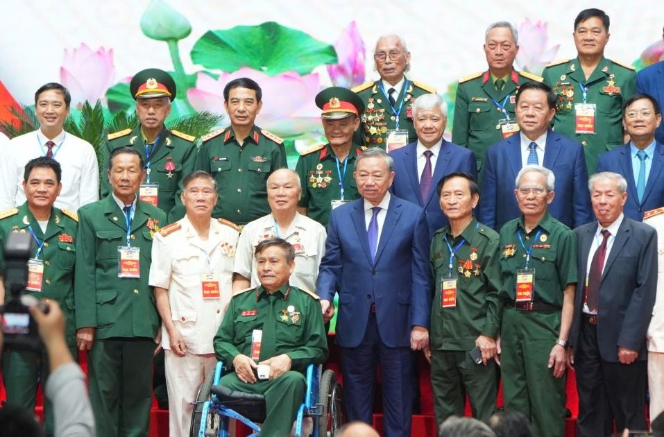 Du kien chi hon 834 ty dong tang qua nguoi co cong dip 30/4 hinh anh