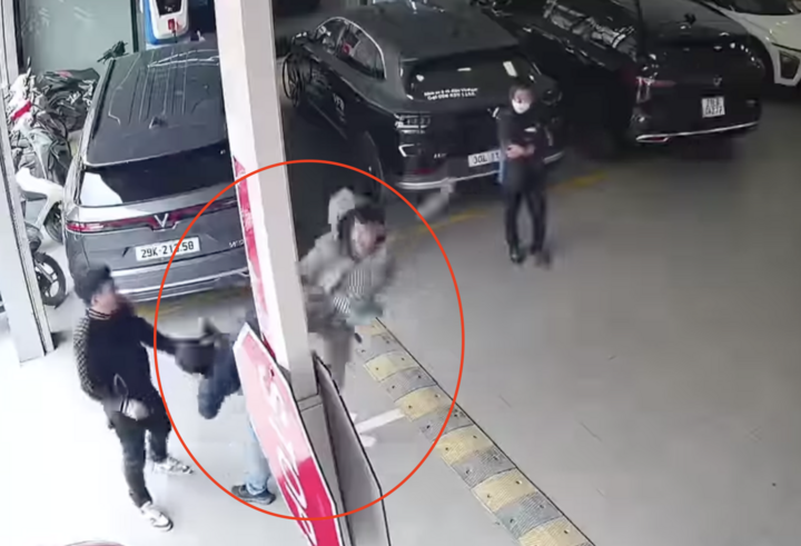 Tai xe bi nguoi dan ong 'tung cuoc' dap thang vao dau o Ha Noi hinh anh