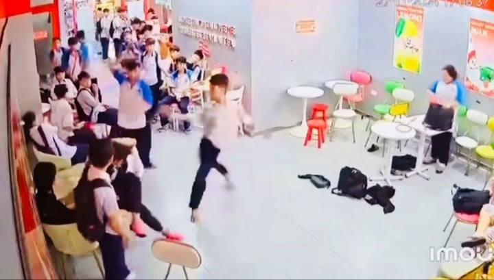 Nhom hoc sinh cap 2 dung gay bong chay danh nguoi o TP.HCM hinh anh