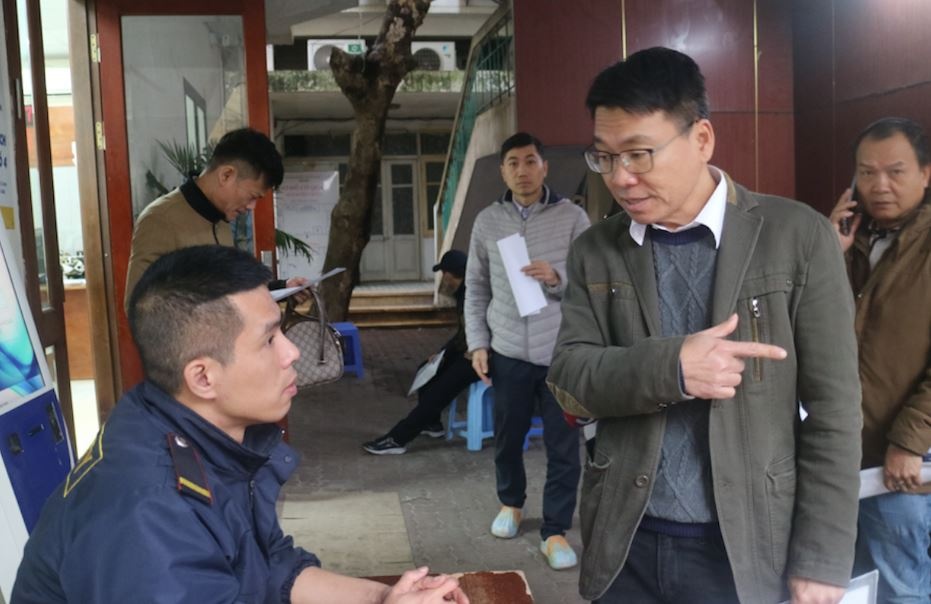 Xep hang tu hon 4h de doi bang lai xe o Ha Noi hinh anh