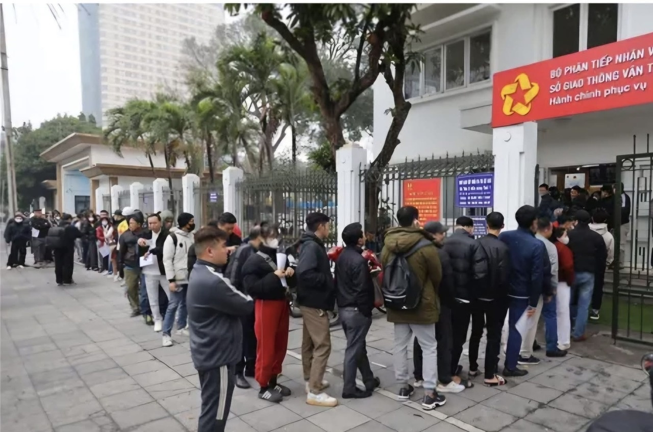 Ha Noi van tiep nhan cap, doi giay phep lai xe trong thang 2 hinh anh