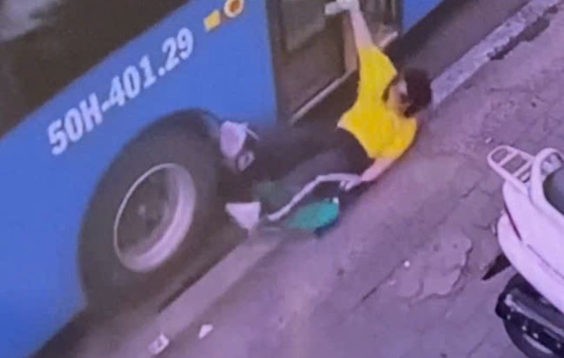 Nu sinh bi xe buyt keo nga xuong duong o TP.HCM hinh anh