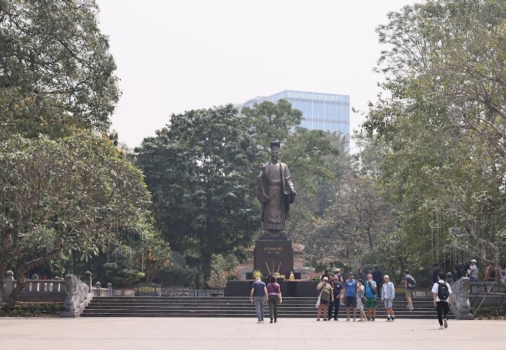 Cai tao vuon hoa Ly Thai To o Ha Noi: Cay co thu tinh the nao? hinh anh