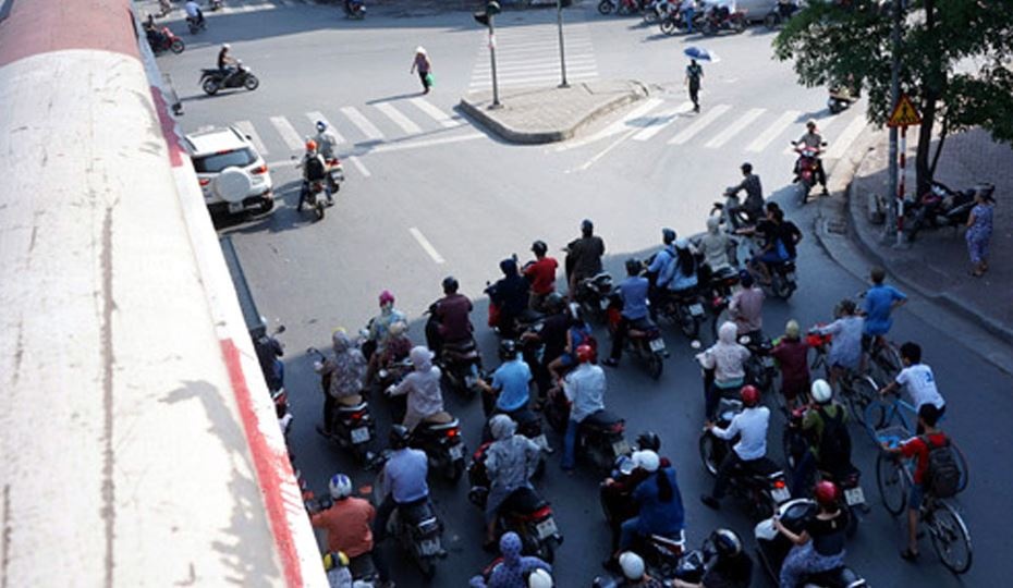 Troi nang nong, dung den do duoi bong ram, chu xe co bi phat? hinh anh