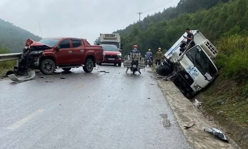 Hai oto tong nhau, nguoi di xe may tu vong hinh anh