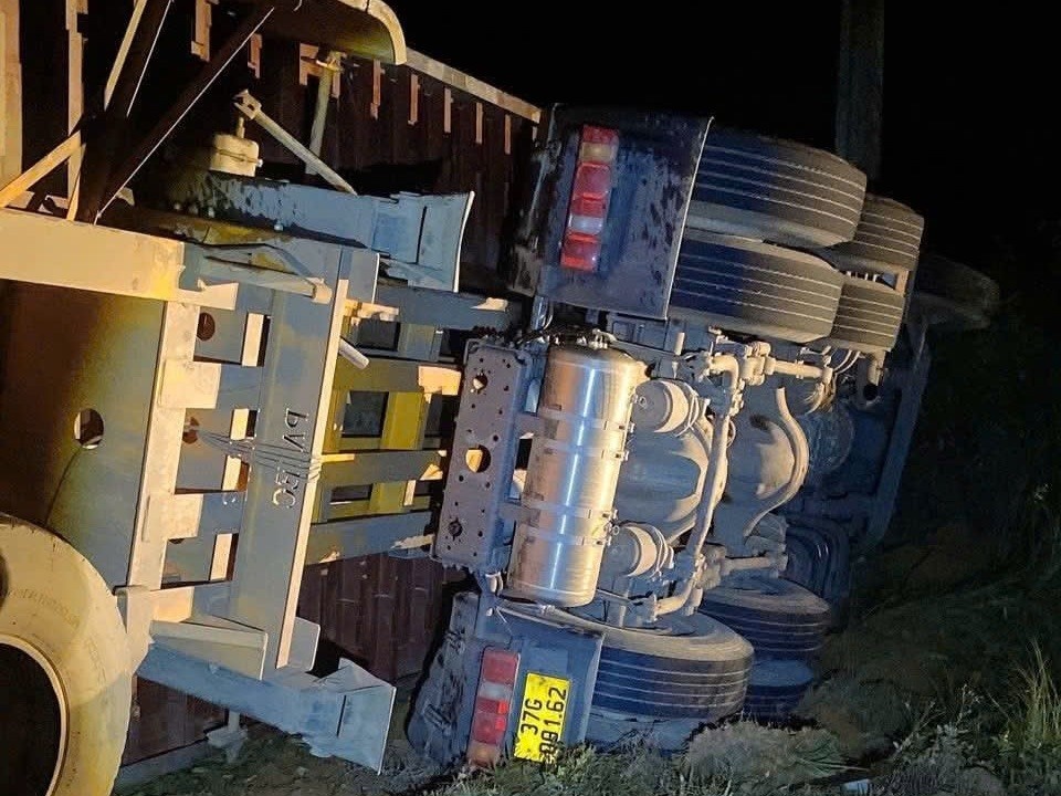 Lat xe dau keo, tai xe mac ket tu vong hinh anh