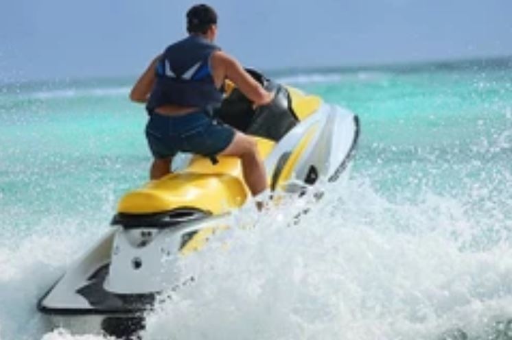 Moto nuoc mat lai lao len bo, mot tre 8 tuoi tu vong hinh anh