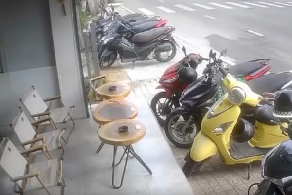 Oto tong hang loat xe may, hat vang mot nguoi xuong duong hinh anh