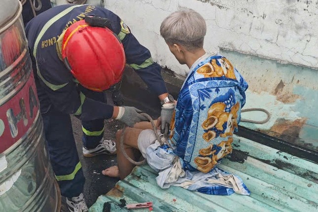 Giai cuu thanh nien nghi ngao da mac ket tren mai nha o TP.HCM hinh anh