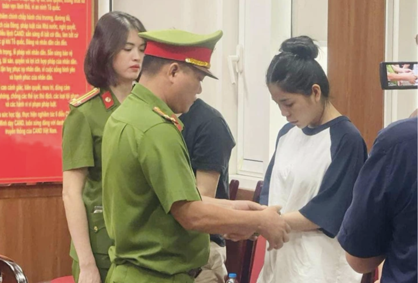 Loat TikToker trieu view 'ngao quyen luc' bi khoi to, bat tam giam hinh anh