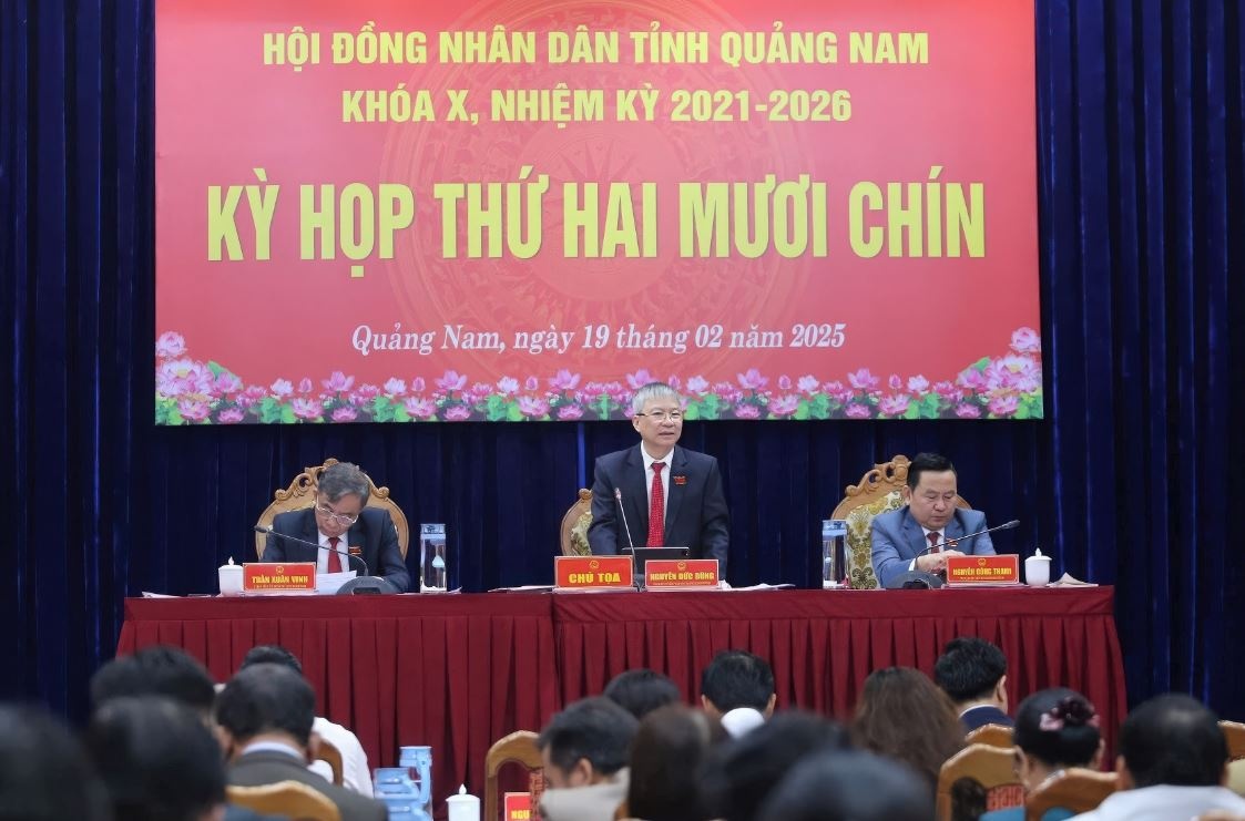 Quang Nam tang 20% muc ho tro de khuyen khich can bo nghi truoc tuoi hinh anh