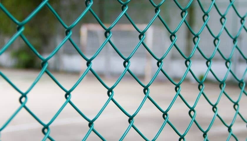 Cham vao hang rao thep B40, 3 hoc sinh bi dien giat thuong vong hinh anh