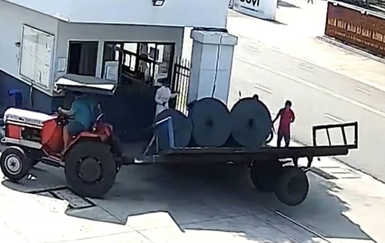 Xe cho vai lao qua cong cong ty, de chet bao ve o Binh Duong hinh anh