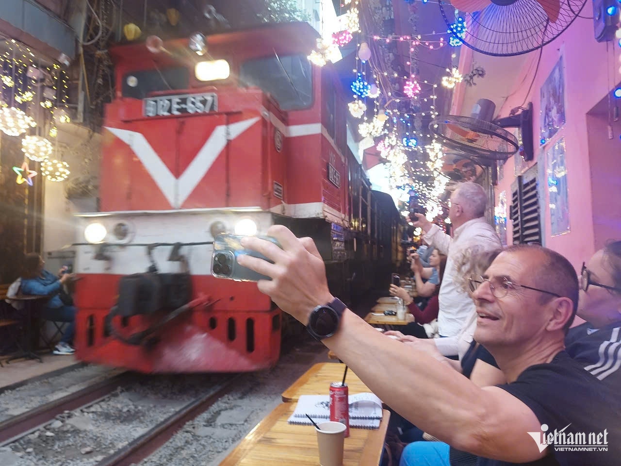 Pho Duong tau Ha Noi anh 1