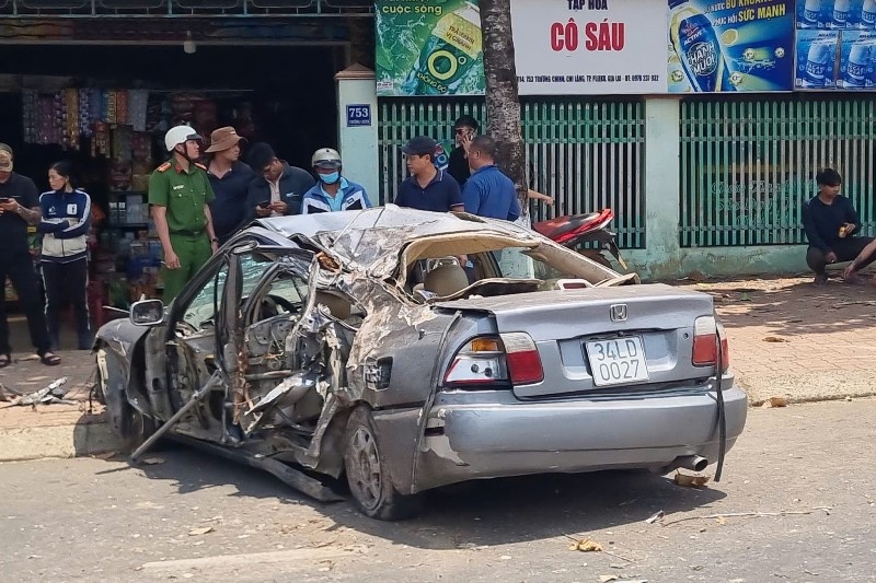 Oto bep dum sau tai nan, hai nguoi vang khoi xe hinh anh