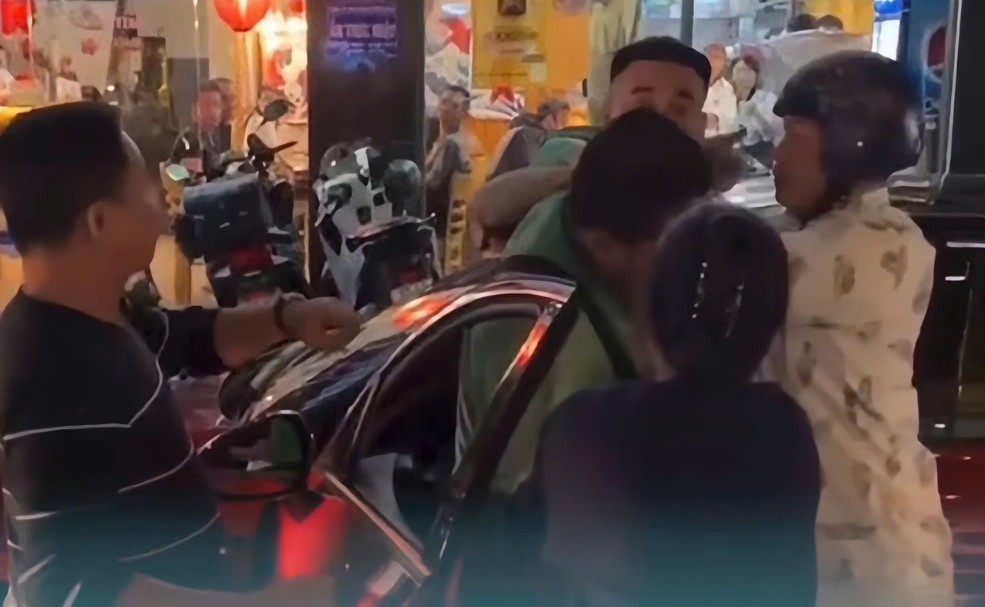 Lam ro clip nguoi dan ong di oto danh toi tap mot tai xe Grab hinh anh