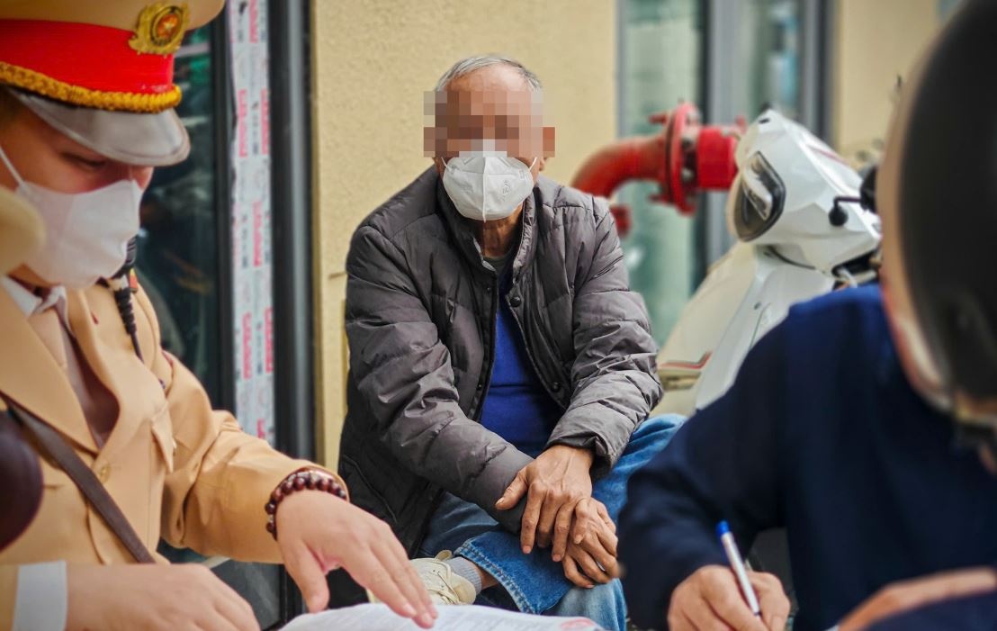 Nghi CSGT da nghi Tet, tai xe uong ruou ma van lai xe tren duong hinh anh