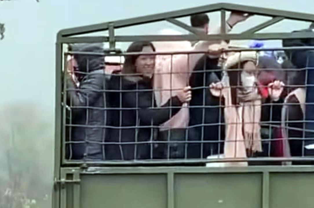 Cong an vao cuoc vu doan khach dung tren thung xe de 'thu cam giac la' hinh anh