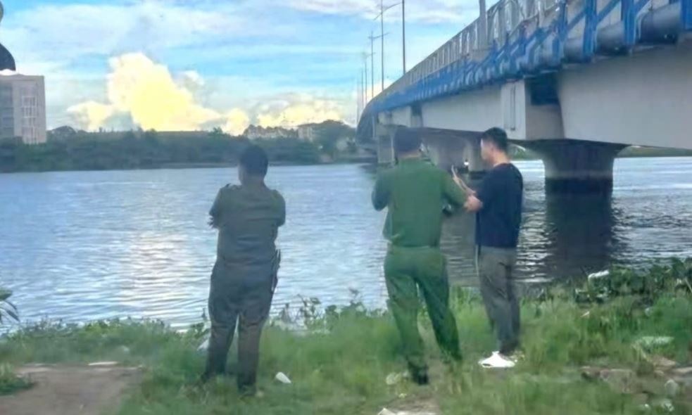 Tim thay thi the be gai tam mua bi cuon troi o Dong Nai hinh anh