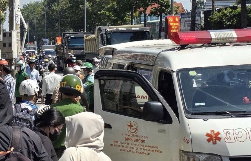 Khach tren taxi cong nghe lao vao nha dan o TP.HCM da tu vong hinh anh