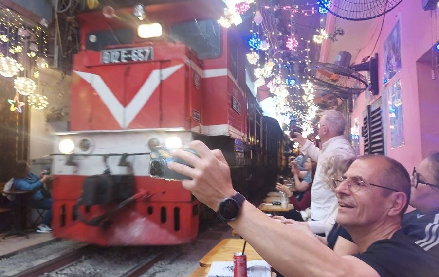 Pho ca phe duong tau o Ha Noi: Giai toa hay giu lai? hinh anh