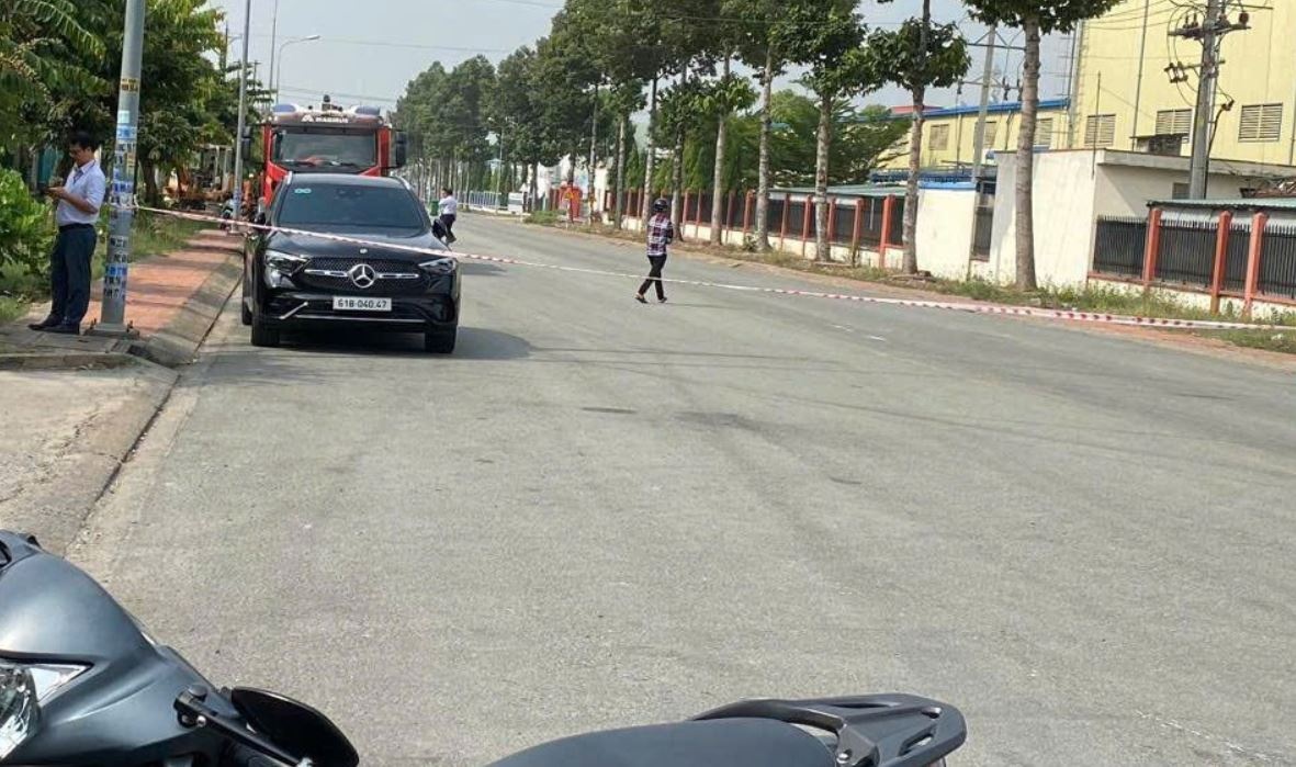 Sap nha xuong o Binh Duong, 3 nguoi tu vong hinh anh