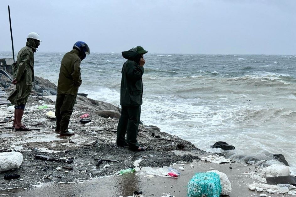 Chim tau cho than tren bien, 10 thuyen vien mat tich hinh anh