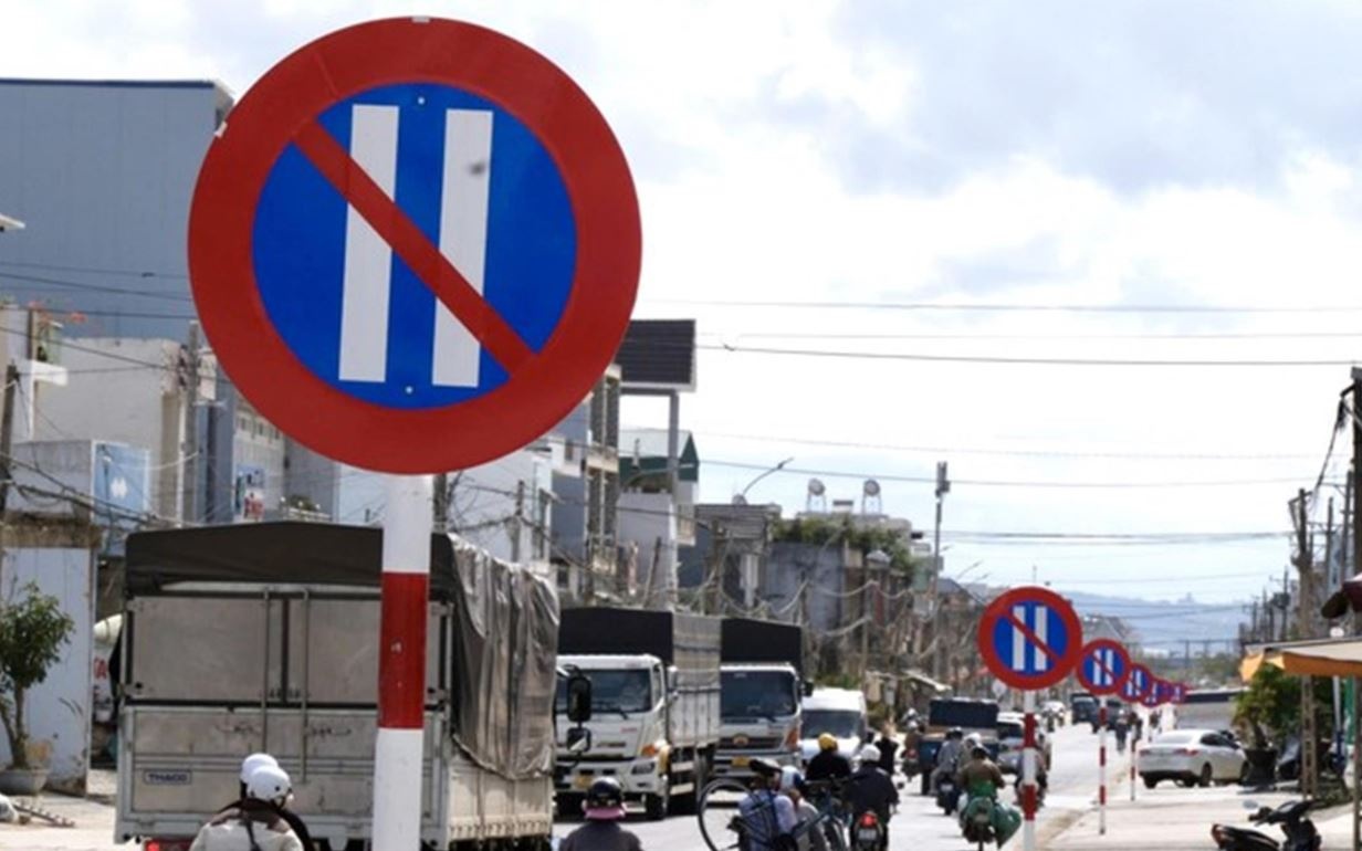 Sua 4.500 loi bien bao, den giao thong hinh anh