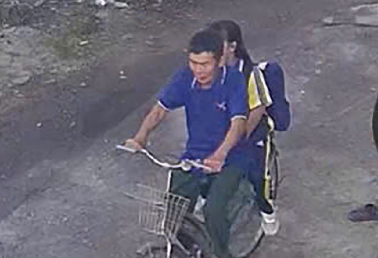 Cu ong mat tich khi vua tu que vao TP.HCM dua chau noi di hoc hinh anh