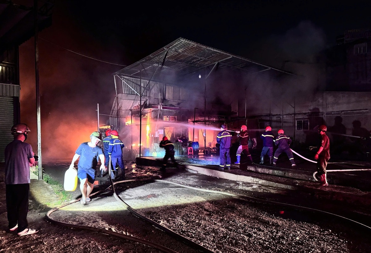 Chay gara oto o TP Phu My, lua cao hang chuc met kem tieng no hinh anh