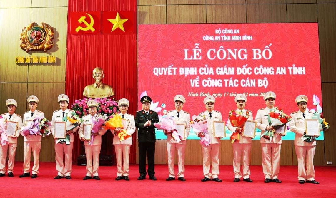 5 dai ta, 6 thuong ta Cong an tinh Ninh Binh nghi huu truoc tuoi hinh anh