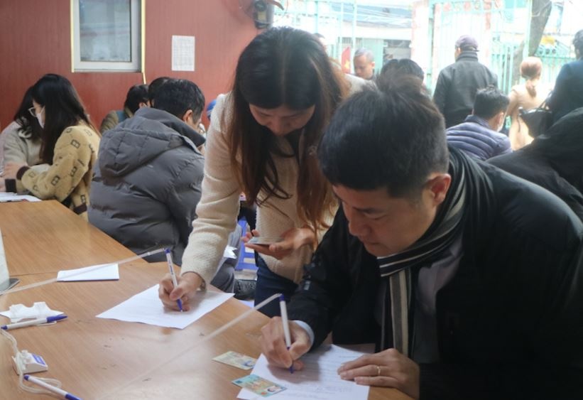 Tranh xep hang, nguoi dan Ha Noi co the doi bang lai xe o quan, huyen hinh anh