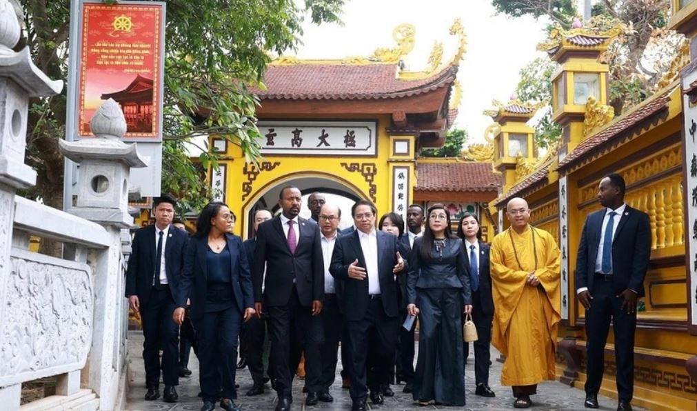 Thu tuong cung Thu tuong Ethiopia dung bua sang va tham chua Tran Quoc hinh anh