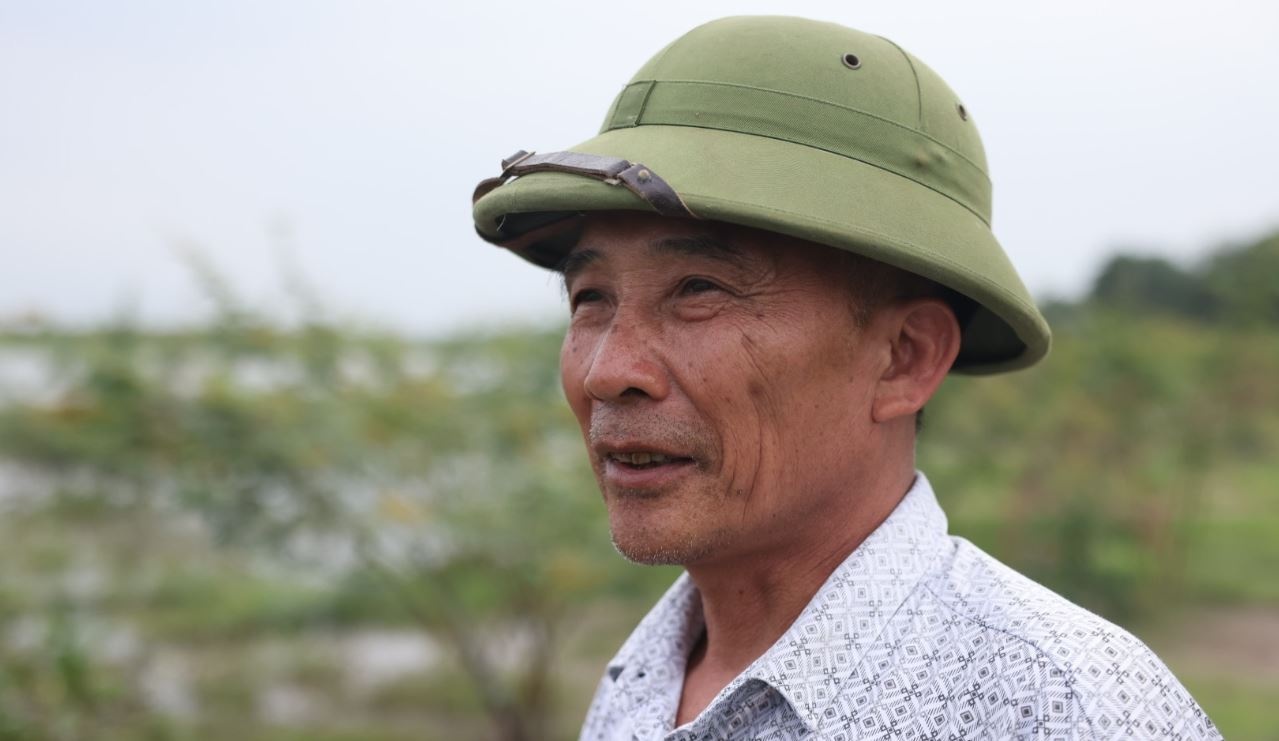 Doi dien 'ngu phu bi an' cuu 3 tre duoi nuoc roi lang le roi di hinh anh