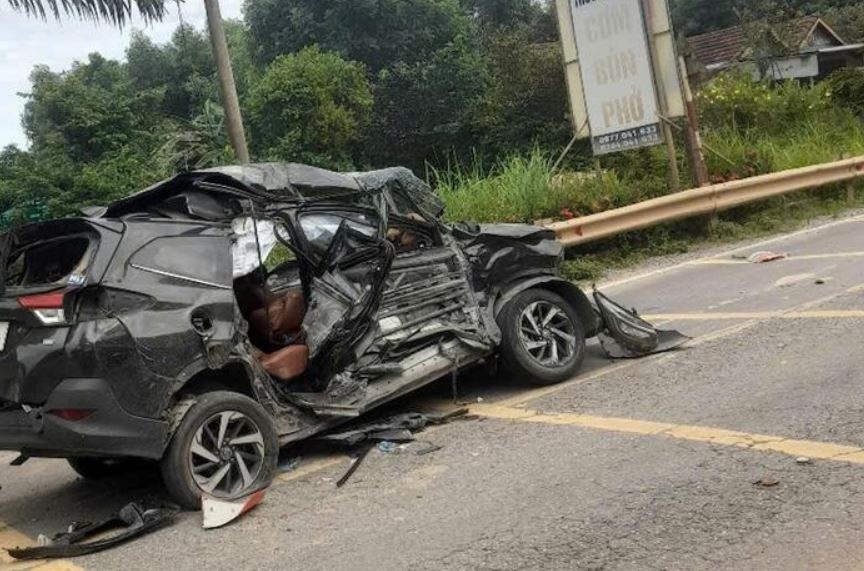 Oto con bi vo nat sau va cham voi xe dau keo hinh anh