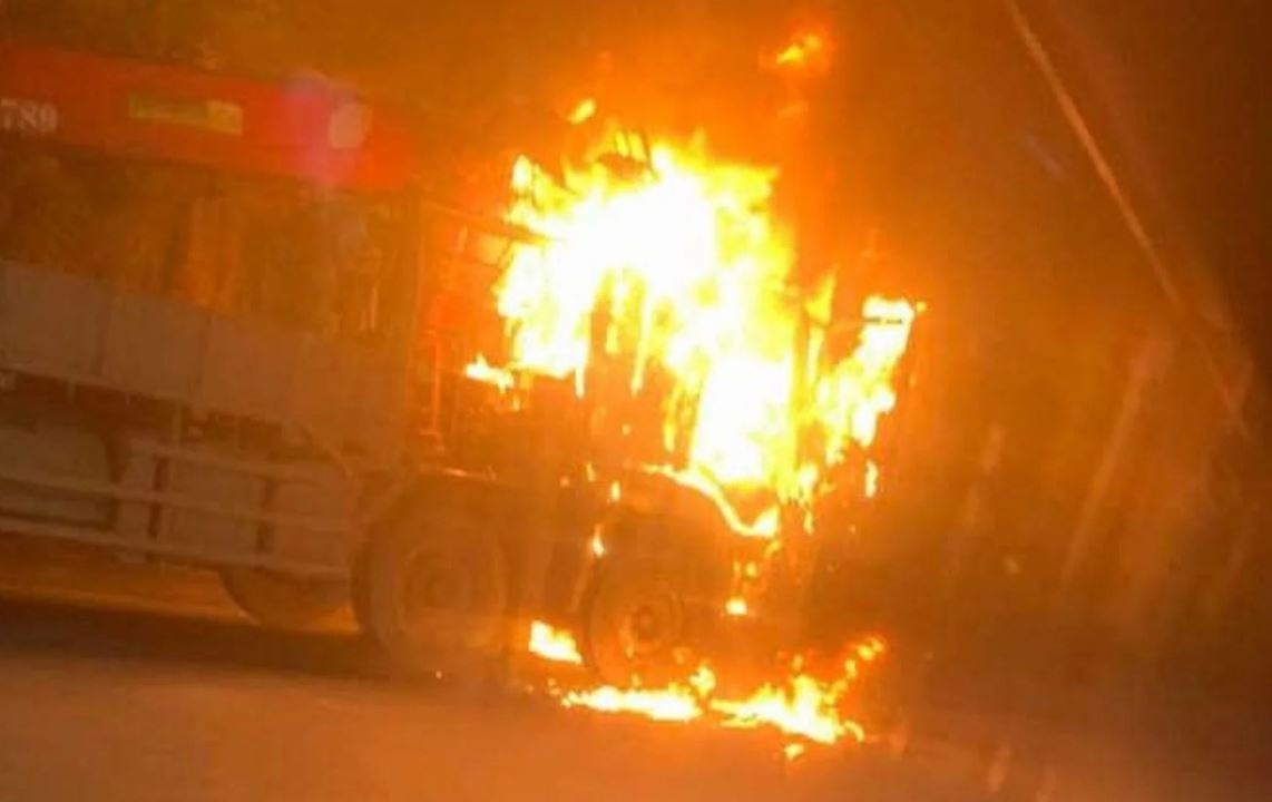 Oto cau chay ngun ngut tren Dai lo Thang Long hinh anh