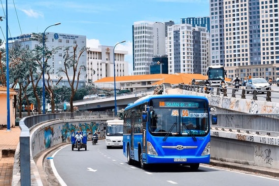 Bi 'boc phot' tren mang khi di xe buyt, nu sinh o TP.HCM phan tran hinh anh