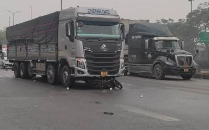 Xe tai va cham xe may, hai nguoi thuong vong hinh anh