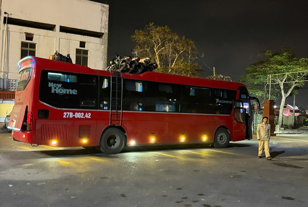 Cho qua 15 khach, tai xe va chu xe bi phat hon 112 trieu dong hinh anh