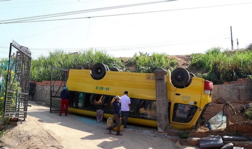 Xe cho 20 hoc sinh lat ngua tren quoc lo hinh anh