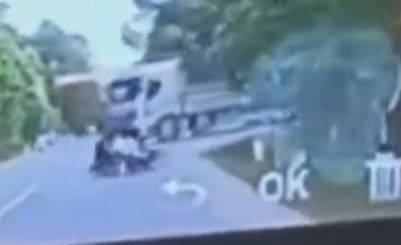 3 hoc sinh di xe may bi cuon vao gam xe tai hinh anh