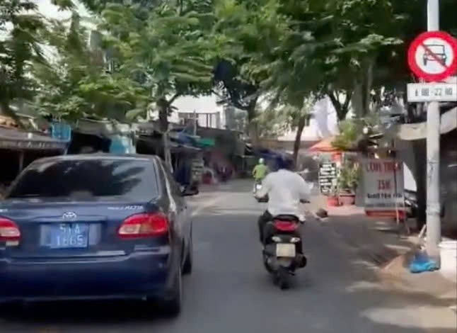 Tai xe oto bien xanh bi phat 5 trieu dong vi lai xe vao duong cam hinh anh