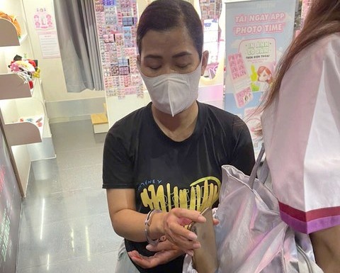 Bat 'nu quai' chuyen moc tui tai rap chieu phim, benh vien o TP.HCM hinh anh