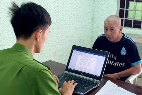 Dung clip 'nong' cat tu camera trong phong ngu de tong tien nguoi tinh hinh anh